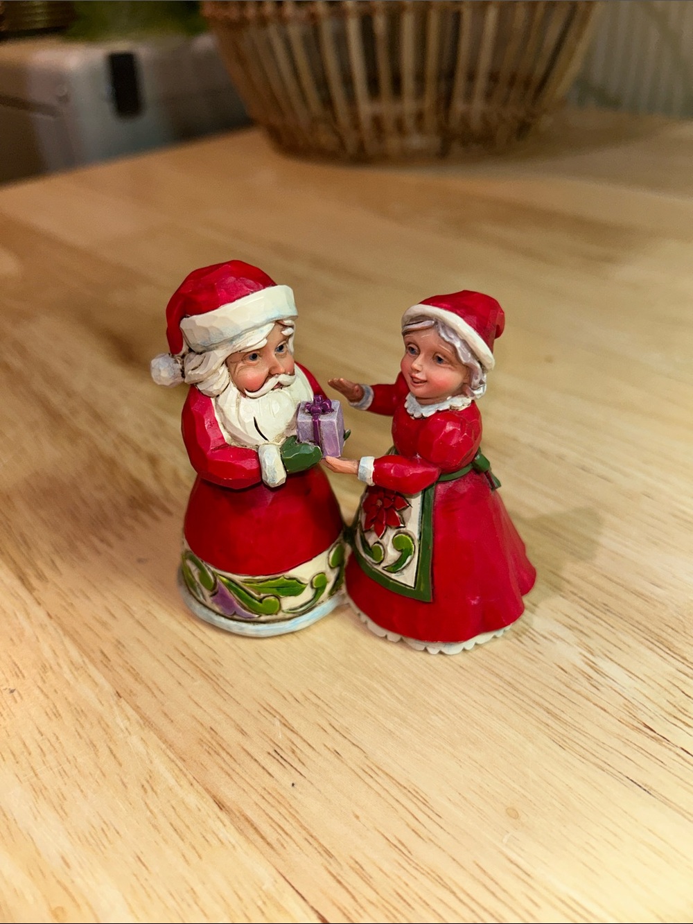 Jim Shore Santa & Mrs. Claus Miniature Figurine 3 1/2” TIS THE SEASON FOR GIVING